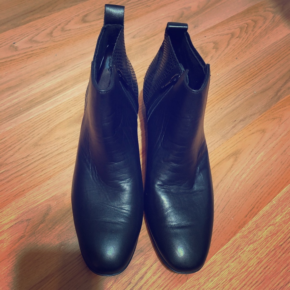 Munro Black Leather Booties Size 7M